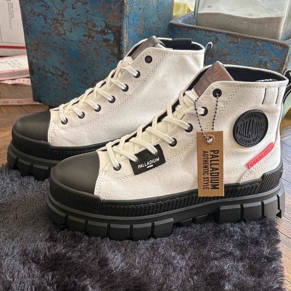 Palladium Revolt Hi TX NIB Star White Size 7.5